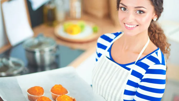 Femme fait des gâteaux dans la cuisine — Photo