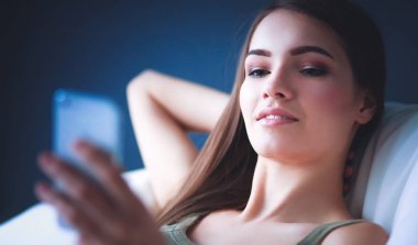 güzel bir kadın onun oturma odasında kanepede karışıklık gönderme yalan