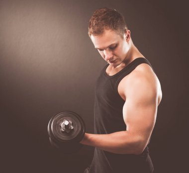 yakışıklı kaslı adam dumbell ile çalışma dışarı