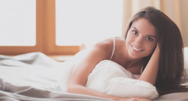 Evdeki yatakta uzanmış güzel esmer