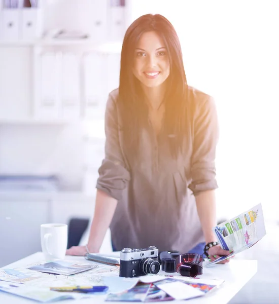 Donna seduta su un divano nella sua casa con macchina fotografica — Foto Stock