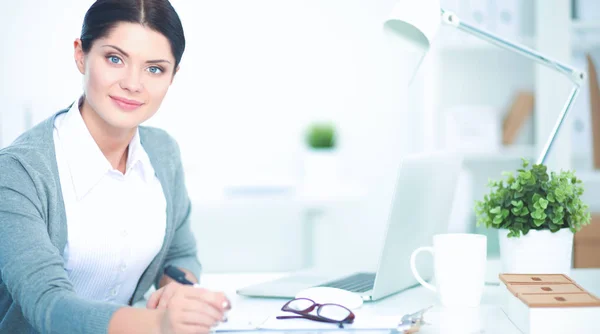 Retrato de uma mulher de negócios sentada na mesa com laptop — Fotografia de Stock