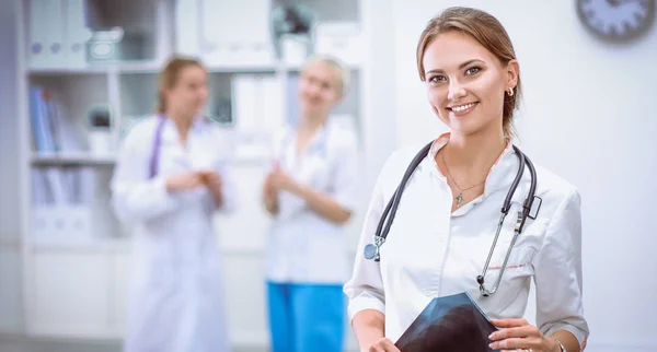 Mulher médico standingat hospital — Fotografia de Stock