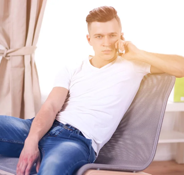 Jonge zakenman aan het werk, zittend aan het bureau — Stockfoto