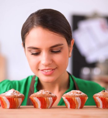 Kadın mutfakta pasta yapıyor.