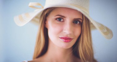 Retrato de la hermosa modelo con sombrero, aislado sobre fondo blanco