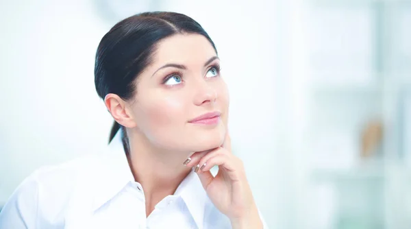 Aantrekkelijke zakenvrouw zit op het bureau in het kantoor — Stockfoto