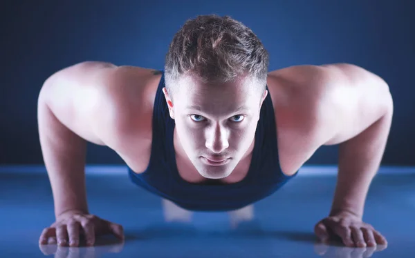Fitness man doet push ups op verdieping — Stockfoto
