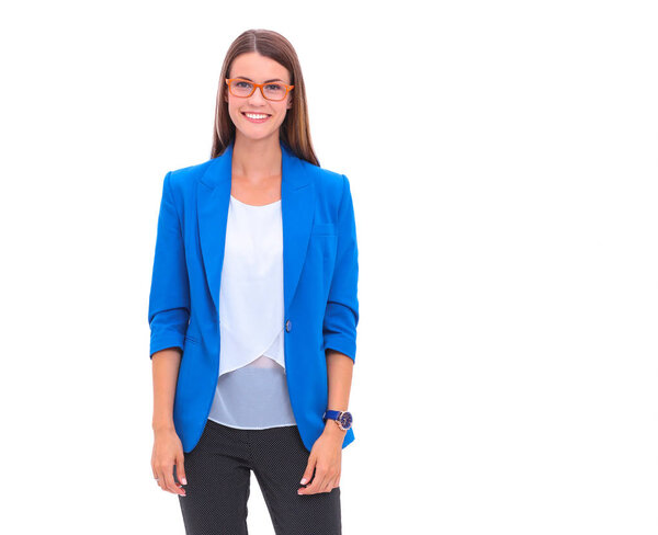 Портрет уверенной молодой женщины, стоящей на белом фоне
