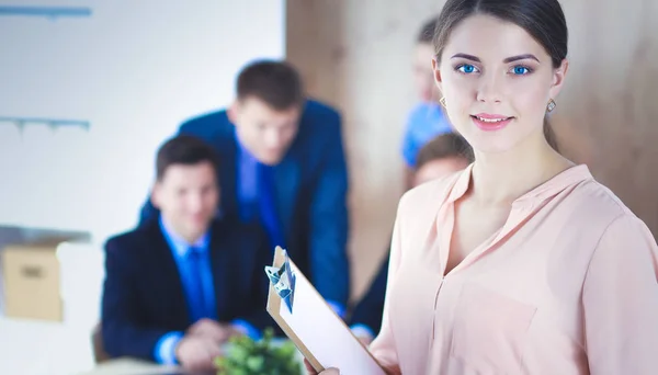 Zakenmensen die zitten en discussiëren tijdens een vergadering, in functie — Stockfoto