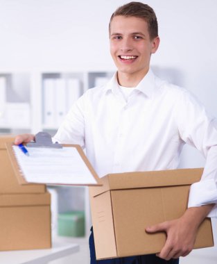 Teslimatçı parsel ve bir tablet ayakta Office ile