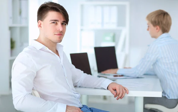 Ung affärsman som arbetar på kontoret, sitter vid skrivbordet — Stockfoto