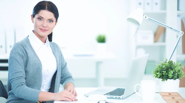 Portrait of a businesswoman sitting at  desk with  laptop — Stock Photo, Image