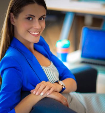 İş kadını kanepede oturan