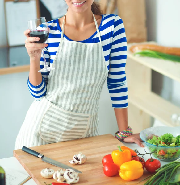 Attractive woman preparing food in the kitchen — Stock Photo, Image