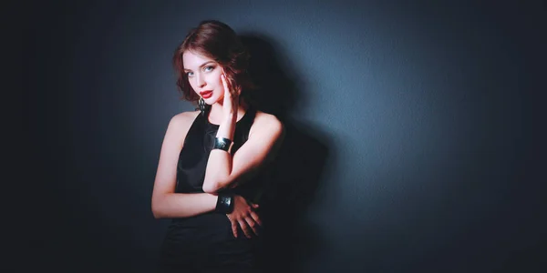 Hermosa mujer con maquillaje de noche en vestido negro — Foto de Stock