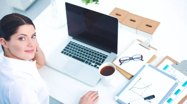 Portrait of a businesswoman sitting at  desk with  laptop — Stock Photo, Image