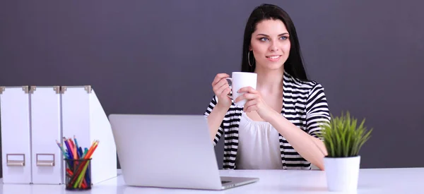 그녀의 책상에 노트북에서 일 하는 아름 다운 비즈니스 우먼 — 스톡 사진