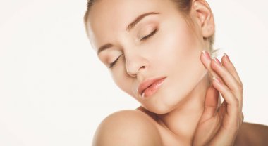 Gri arka planda izole edilmiş güzel bir kadının portresi.