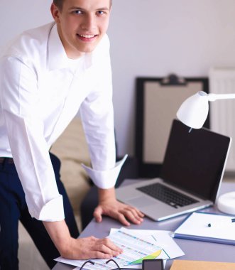 Genç işadamı ofis Resepsiyon duran, çalışma