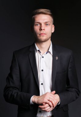 Ayakta, gri arka plan üzerinde izole delikanlı. Genç erkekler