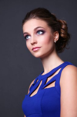 Güzel bir genç kadın profesyonel makyaj stüdyo çekim.