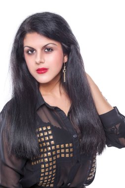 Beyaz arka plan üzerinde duran güzel kadın. Güzel kadın