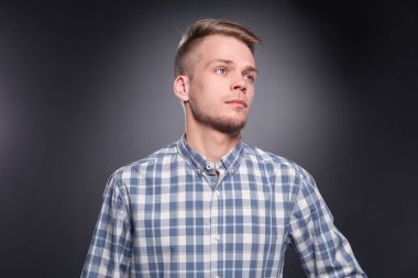 Ayakta, gri arka plan üzerinde izole delikanlı. Genç erkekler