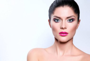 Gri arka planda izole edilmiş güzel bir kadının portresi. Güzel bir kadının portresi