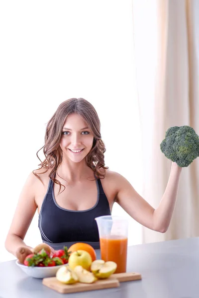 Jong en mooi vrouw koken in een keuken. — Stockfoto