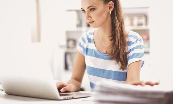 Mujer con documentos sentada en el escritorio — Foto de Stock