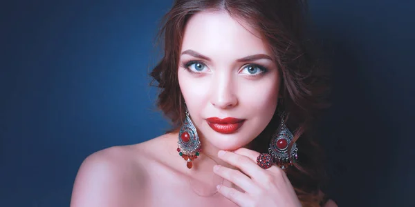 Hermosa mujer con maquillaje de noche en vestido negro — Foto de Stock