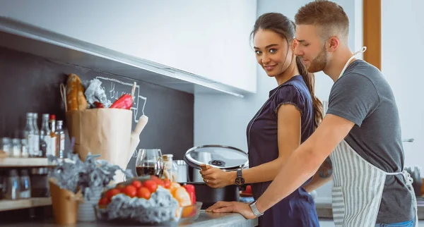 Casal cozinhar juntos em sua cozinha em casa — Fotografia de Stock