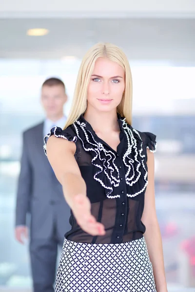 Imprenditrice che stringe le mani in ufficio . — Foto Stock
