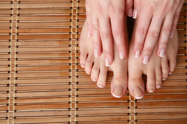 Perawatan untuk wanita cantik kaki di lantai. Wanita cantik kaki — Stok Foto