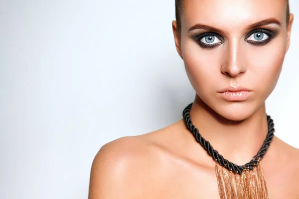 Retrato de una hermosa mujer con collar, aislado sobre fondo blanco. Retrato de una mujer hermosa. — Foto de Stock