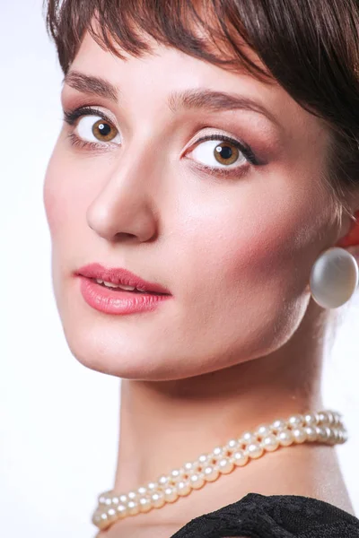 Retrato de mujer hermosa, aislado sobre fondo blanco. hermosa mujer — Foto de Stock