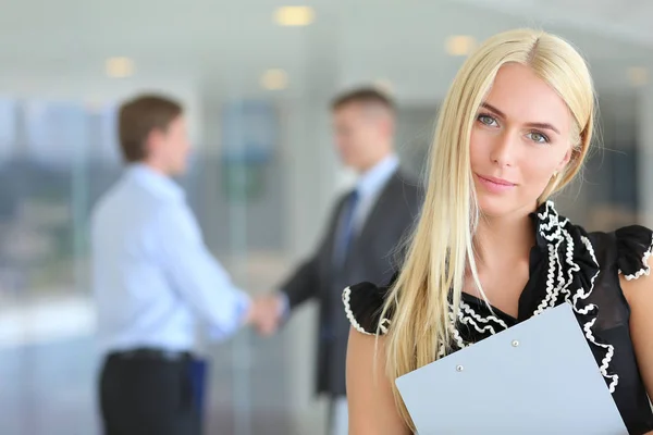 Portrait de jeune femme d'affaires en fonction avec des collègues en arrière-plan . — Photo