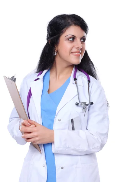 Fiatal orvos vagy orvos vágólappal és sztetoszkóppal fehér alapon — Stock Fotó