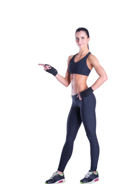 Musculosa joven posando en ropa deportiva sobre fondo blanco . —  Fotos de Stock