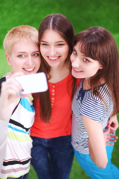 Ritratto di tre giovani donne, in piedi insieme — Foto Stock