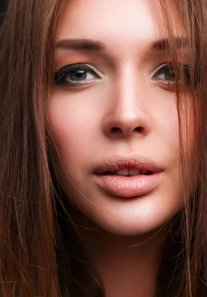 Retrato de una mujer hermosa, aislada sobre fondo negro. Retrato de una mujer hermosa — Foto de Stock