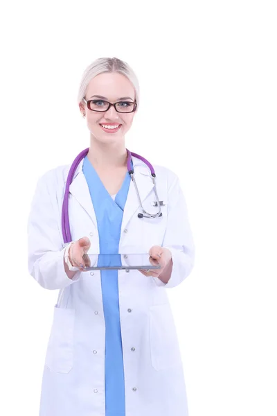 Médico femenino usando una tableta digital y de pie sobre fondo blanco. Mujeres doctores. —  Fotos de Stock