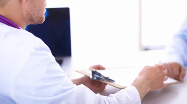 Doctor macho dando carpeta de paciente con papel en su oficina, aislado — Foto de Stock