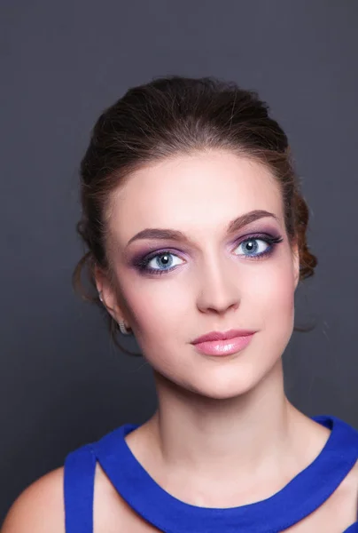 Captura de estudio de una hermosa mujer joven con maquillaje profesional . — Foto de Stock