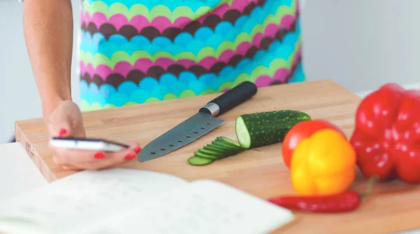 Mulher preparando salada na cozinha — Fotografia de Stock