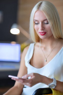 Kadın tasarımcı ofis cep telefonu kullanma