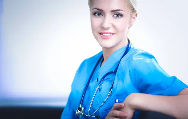 Portrait d'un jeune médecin heureux assis sur le canapé avec un dossier — Photo