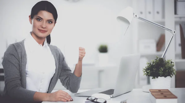 Femme d'affaires attrayant assis dans le bureau — Photo