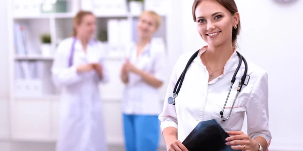 Donna medico standingat ospedale — Foto Stock